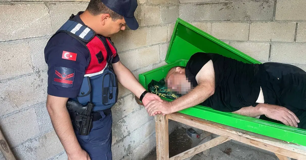 Kayıp vatandaş tabutun içinde sağ olarak bulundu