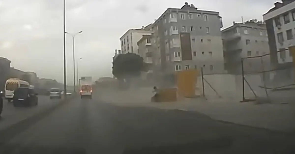 Avcılar E-5 yan yolda inşaat bariyerleri fırtınada böyle uçtu