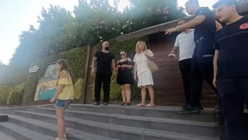 Asansörde korku dolu anlar. Yarım saat boyunca kurtarılmayı beklediler