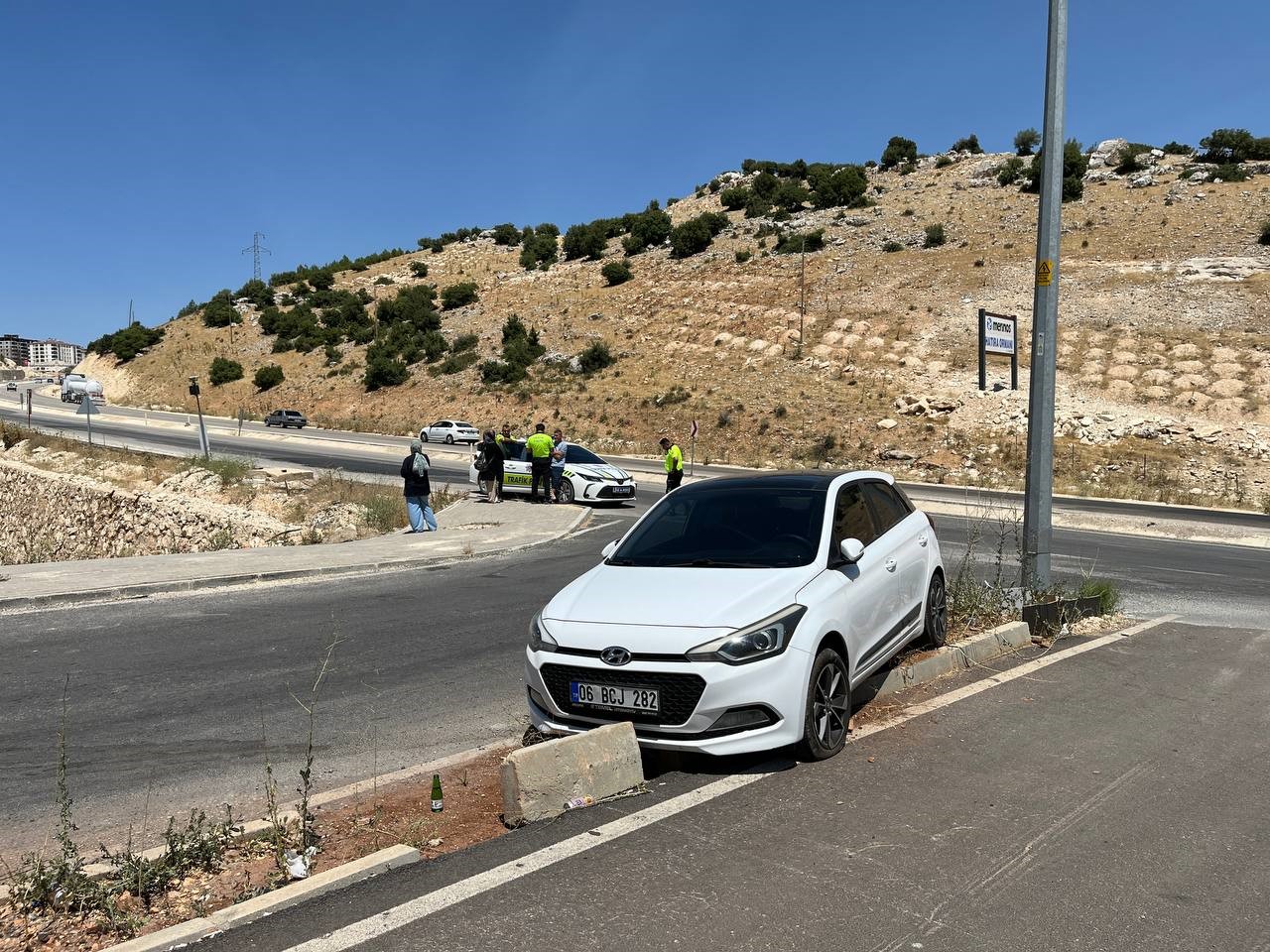 Kontrolden çıkan otomobil refüje çıktı