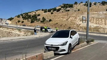 Kontrolden çıkan otomobil refüje çıktı