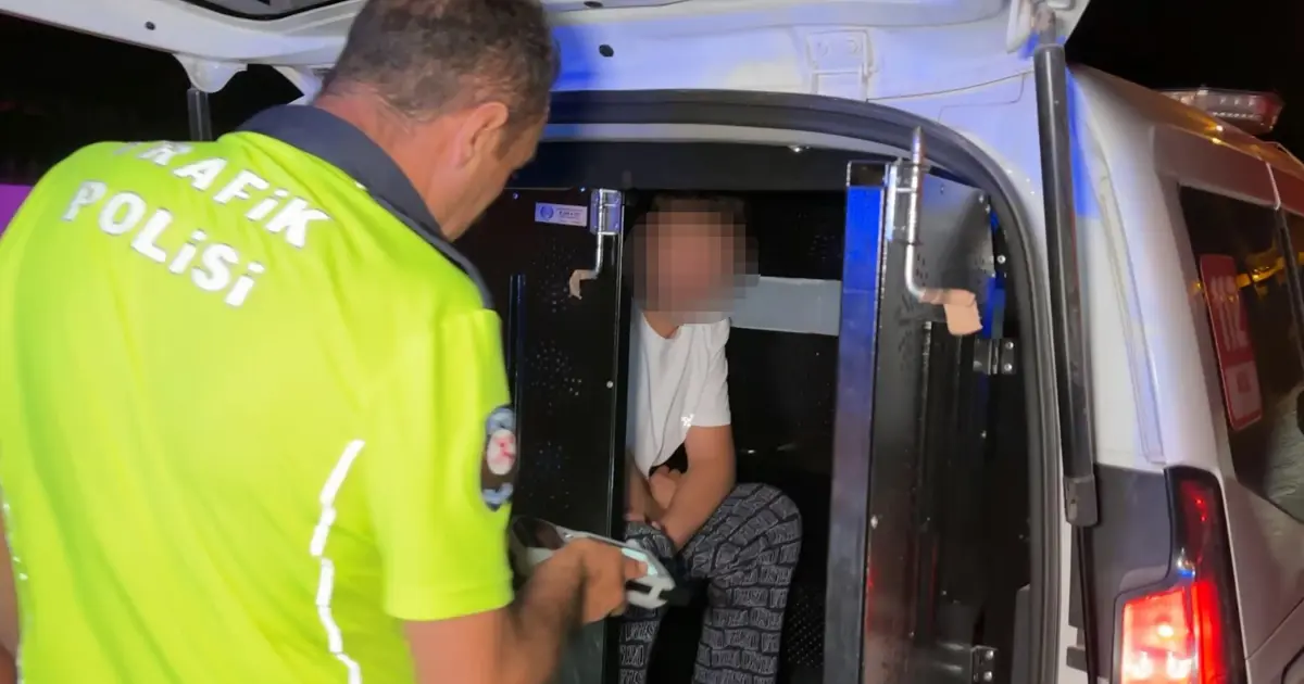 Polisin ehliyet ve kimlik istediği alkollü sürücü, "150 TL param var" dedi