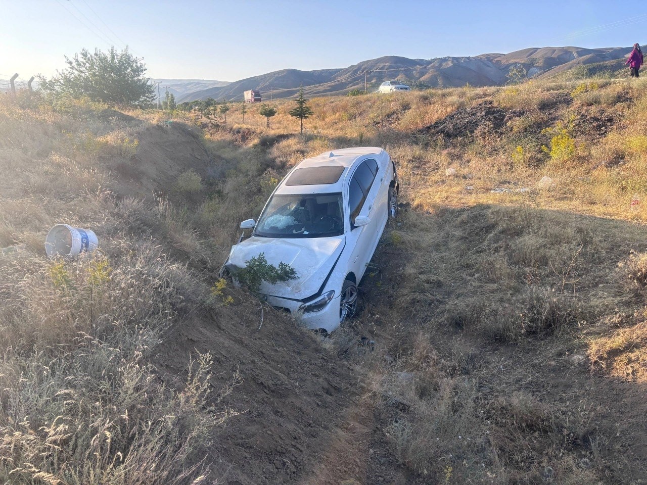 Otomobil yol dışına savruldu, 3'ü çocuk 6 kişi yaralandı