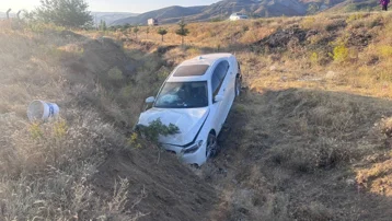 Otomobil yol dışına savruldu, 3'ü çocuk 6 kişi yaralandı