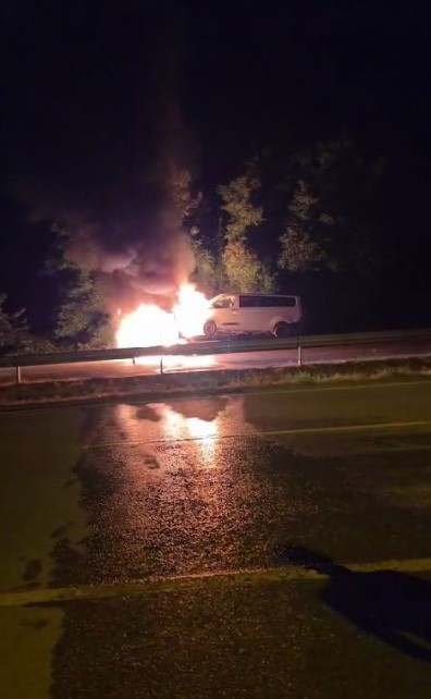 Motorunda yangın çıkan çekici, üzerindeki kamyonetle birlikte hurdaya döndü