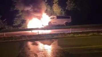 Motorunda yangın çıkan çekici, üzerindeki kamyonetle birlikte hurdaya döndü