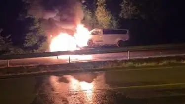 Motorunda yangın çıkan çekici, üzerindeki kamyonetle birlikte hurdaya döndü