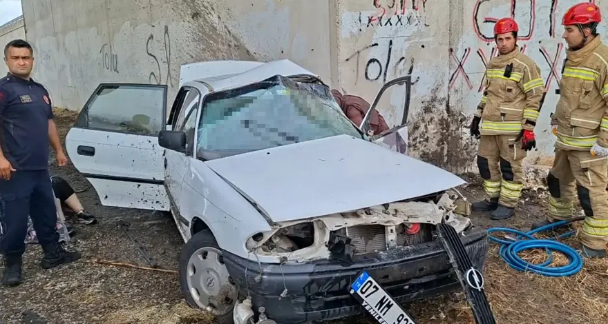 Bursa'da feci kazada 3 kişi öldü. Otomobil köprü altındaki beton duvara çarptı 3