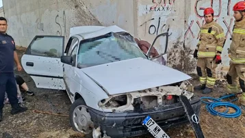 Bursa'da feci kazada 3 kişi öldü. Otomobil köprü altındaki beton duvara çarptı