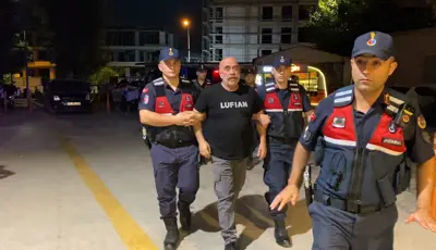 Adli kontrolle serbest kalan Ezel Akay'dan açıklama. "Mahkeme sonunda her şeyi öğreneceksiniz"Bursa'nın İnegöl ilçesinde evine düzenlenen uyuşturucu operasyonunda yakalanarak, çıkarıldığı mahkemece adli kontrol şartıyla serbest bırakılan ünlü yönetmen Ezel Akay, sosyal medya hesabından ilk kez açık