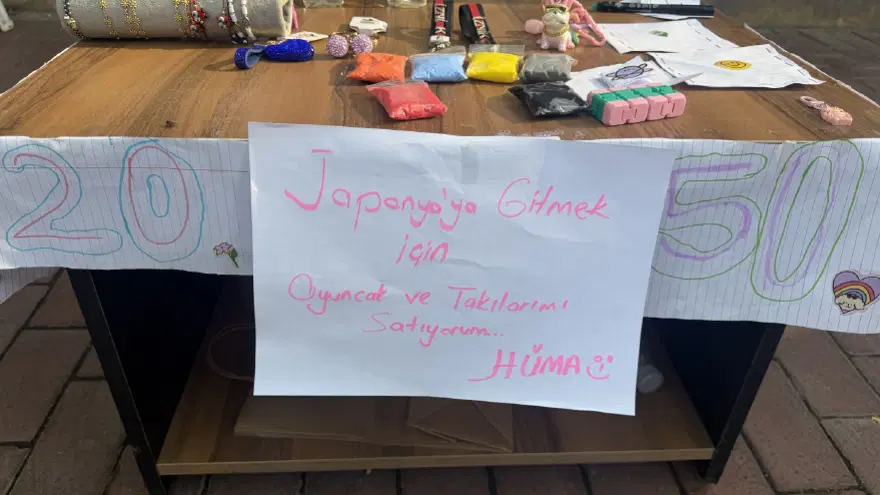 7,5 yaşındaki Hüma, oyuncak ve takılarını satıyor. Japonya'ya gitmek için tezgah açtı 1