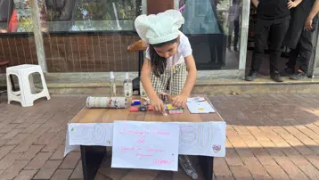 7,5 yaşındaki Hüma, oyuncak ve takılarını satıyor. Japonya'ya gitmek için tezgah açtı