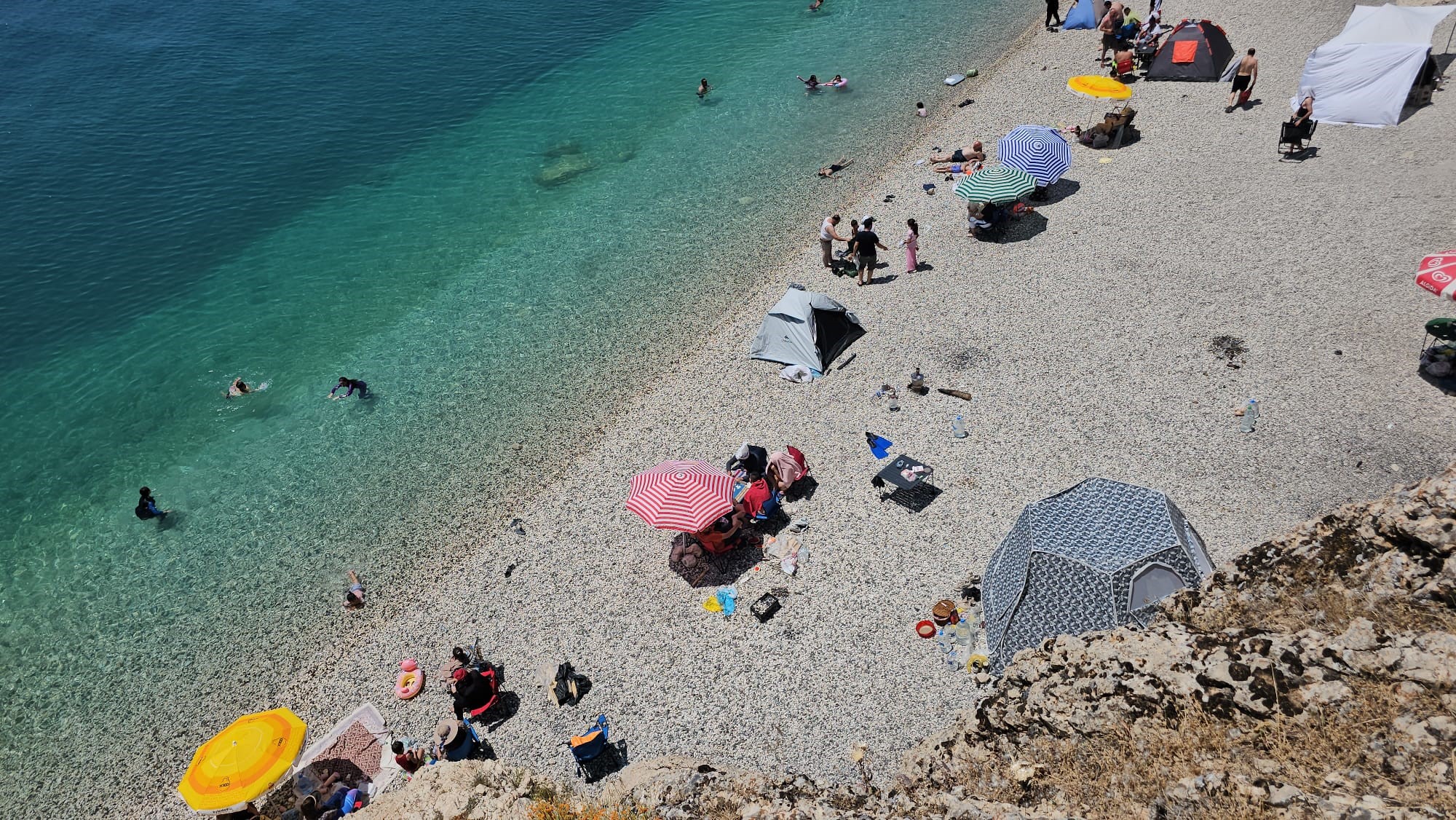 Plajlar Ege'yi aratmıyor. Serinlemek isteyen oraya koşuyor