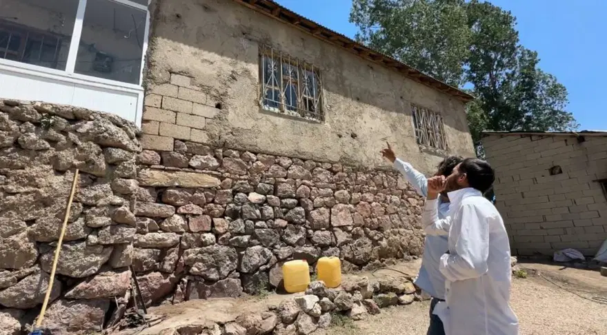 Yılanlar evi istila etti, bir aile geceleri uyuyamıyor 2 Yılanlar evi istila etti, bir aile geceleri uyuyamıyor 2