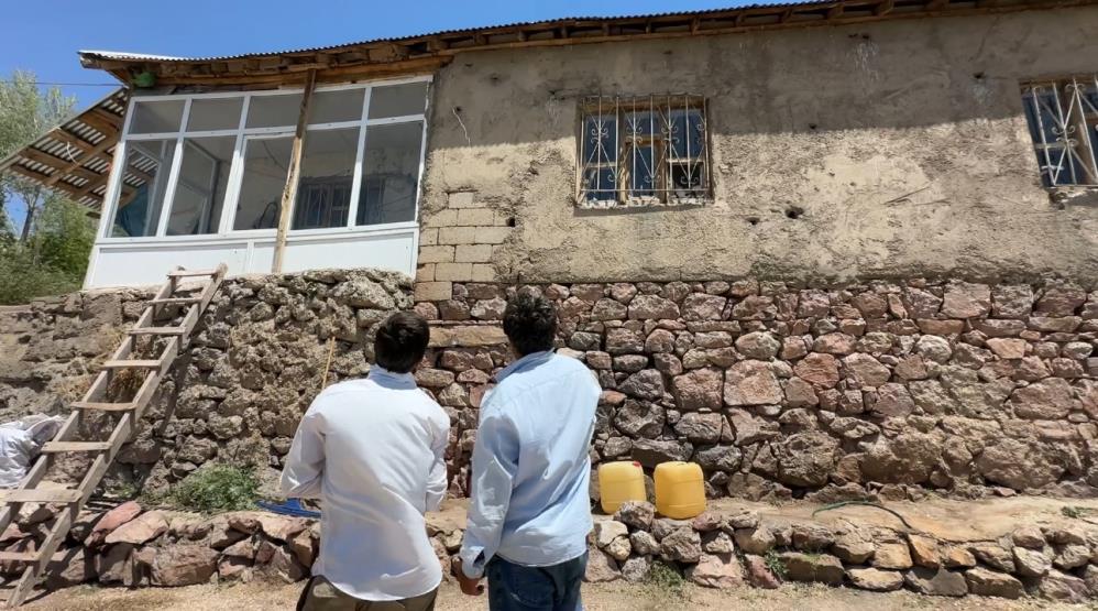 Yılanlar evi istila etti, bir aile geceleri uyuyamıyor