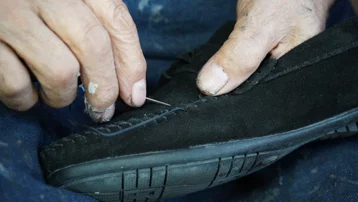 İlkokulu bitirdiği gün bu işe başlamış. 10 metrekarelik dükkanda parasını kazanıyor