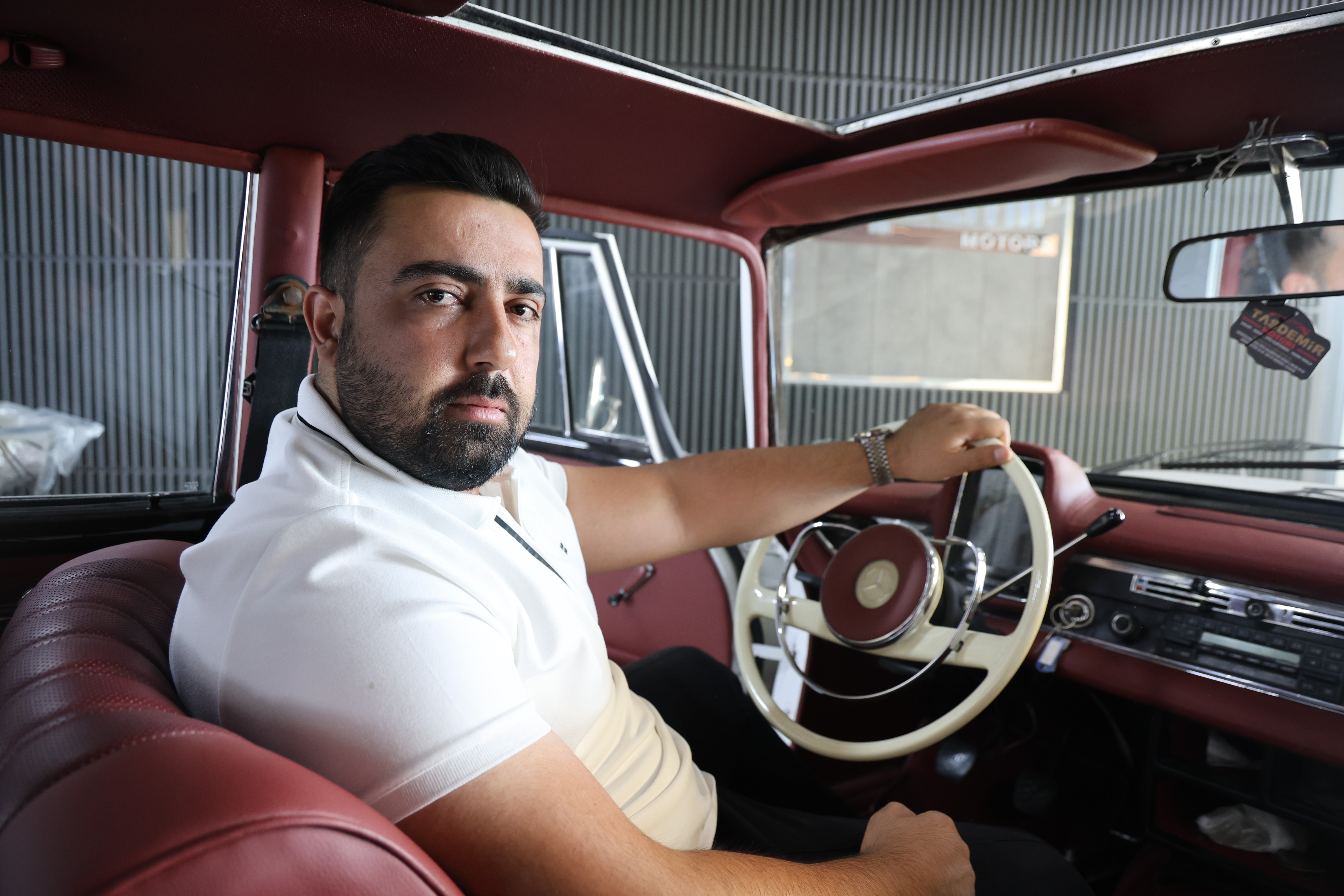 Bir kentte tek. 59 yaşındaki klasik aracına gözü gibi bakıyor