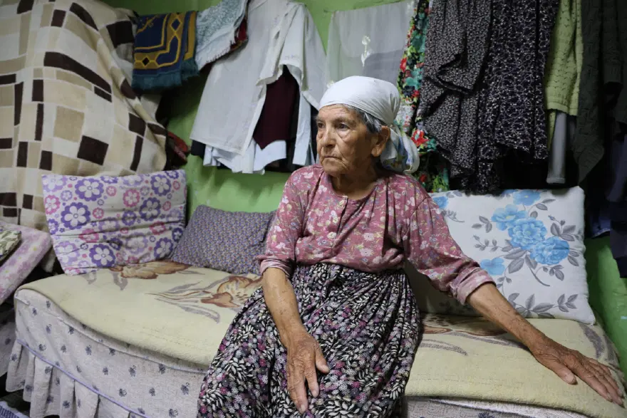 Ümmü nine yıllardır tuvalet ve banyoya hasret yaşıyor. Utandığı için misafir kabul etmiyor 1 Ümmü nine yıllardır tuvalet ve banyoya hasret yaşıyor. Utandığı için misafir kabul etmiyor 1