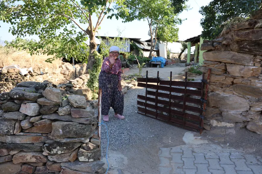 Ümmü nine yıllardır tuvalet ve banyoya hasret yaşıyor. Utandığı için misafir kabul etmiyor 2 Ümmü nine yıllardır tuvalet ve banyoya hasret yaşıyor. Utandığı için misafir kabul etmiyor 2