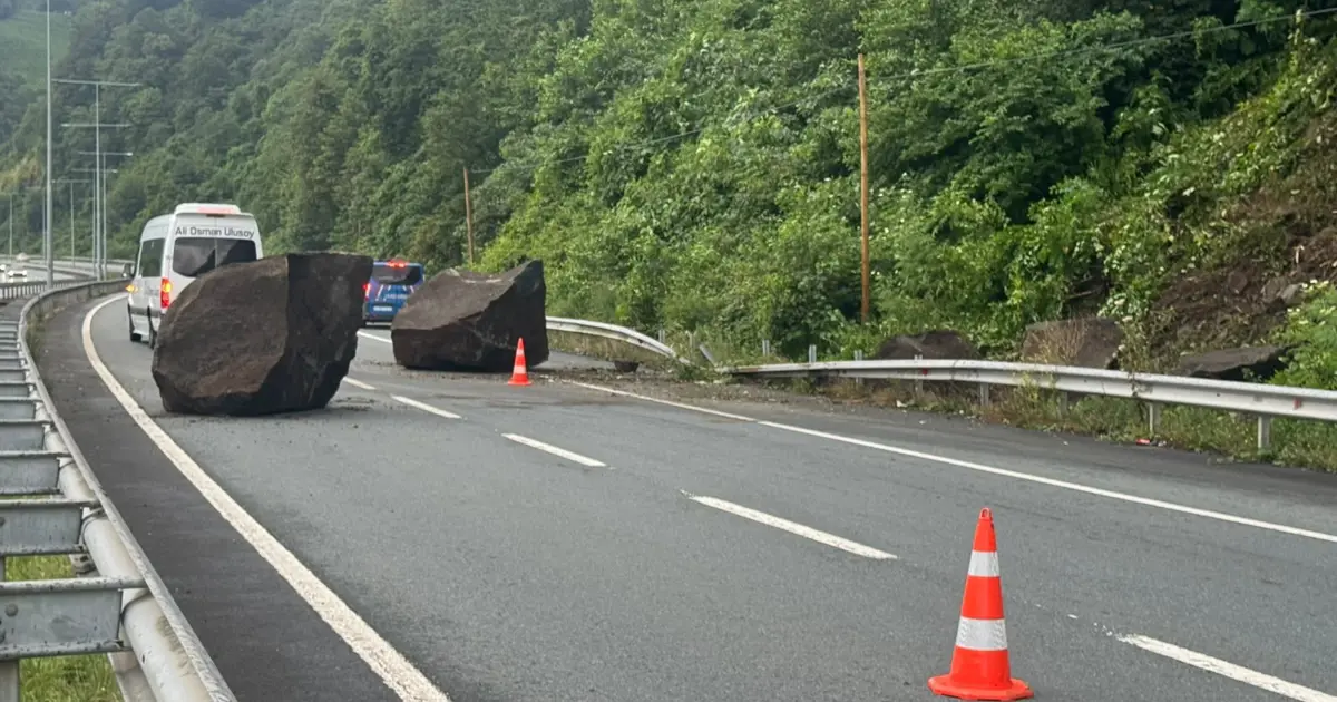 Kopan dev kayalar Karadeniz Sahil Yolu’nu kapattı