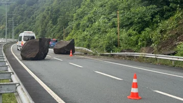Kopan dev kayalar Karadeniz Sahil Yolu’nu kapattı