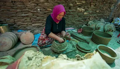 Binlerce yıllık gelenek kadın emeğiyle direniyor. Çırak yetişmiyor, sadece birkaç usta kaldıManisa'nın Salihli ilçesinde kadınların binlerce yıllık ilkel yöntemlerle çömlek üretimi zamana direniyor. Çömlekler, gençlerin büyükşehirlere taşınması ve yeni çırak yetişmemesi nedeniyle son ustalarının ell