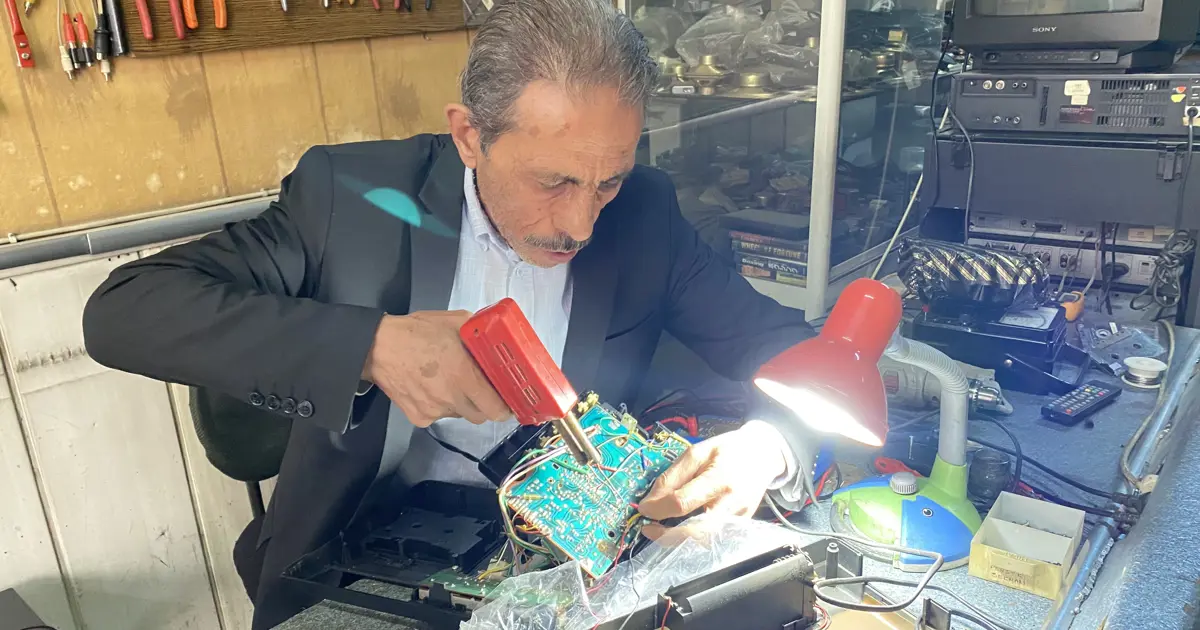 74 yaşındaki Necip usta yarım asırdır geçmişin sesini onarıyor. 50 yıllık dükkanda imkansızı başarıyor