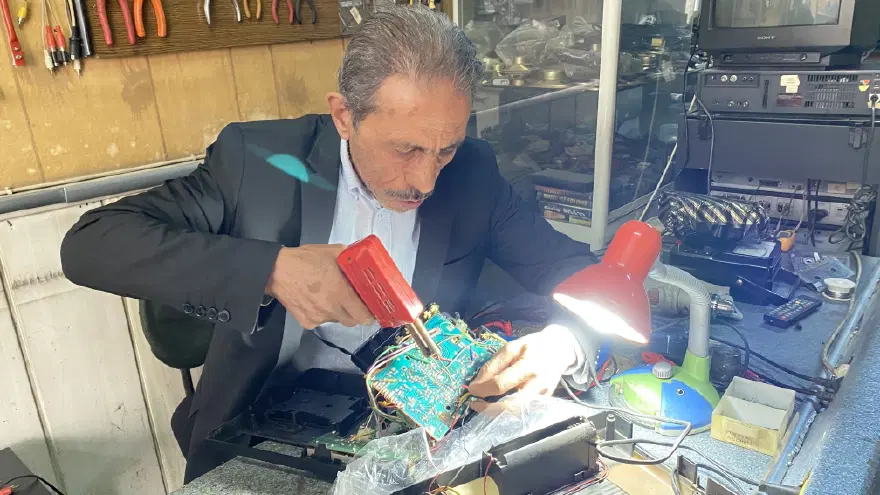 74 yaşındaki Necip usta yarım asırdır geçmişin sesini onarıyor. 50 yıllık dükkanda imkansızı başarıyor 74 yaşındaki Necip usta yarım asırdır geçmişin sesini onarıyor. 50 yıllık dükkanda imkansızı başarıyor