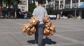 Her gün onlarca poşeti tek seferde taşıyor