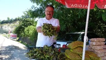 150 TL'den satılıyordu, bu yıl 200 TL. Yol kenarı tezgahlarında satışta