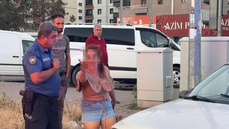 Trafikte yakalanınca hakaretler savurdu. Ehliyeti daimi iptal edildi, para cezası yedi, aracı çekildi