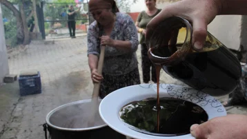 Kurutulmuş beyaz duttan hazırlanıyor. Sırrı güneşte saklı