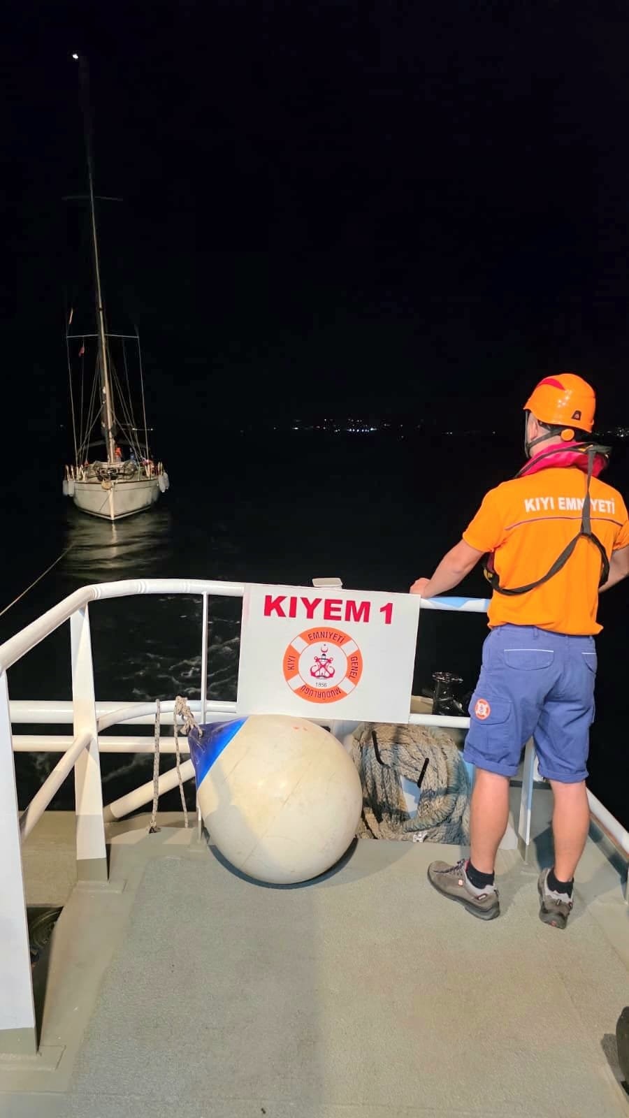 Çanakkale Boğazı'nda sürüklenen tekne kurtarıldı