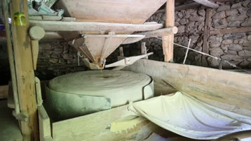 500 yıldır suyun gücüyle dönüyor. Unu yakmıyor, doğal şekilde öğütüyor
