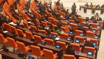 Meclis'te 24 yıl sonra bir ilk. Yeni Parti kuruldu, CHP'li milletvekillerinin yeri değiştiYeni Parti'nin kurulmasıyla birlikte Meclis'teki oturma düzeni de değişti. "Ana muhalefet" konumunu kaybederek beşinci sıraya gerileyen CHP, DEM Parti ve MHP arasına oturdu. CHP sıralarına ise Yeni Partili veki