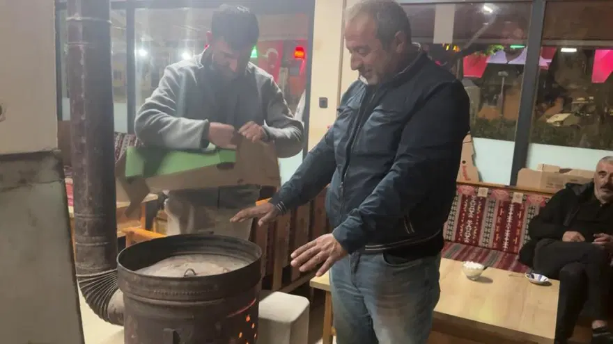 Temmuz bitti ama üşüyorlar! Yazın gelmediği ilçede her akşam soba yakılıyor 2