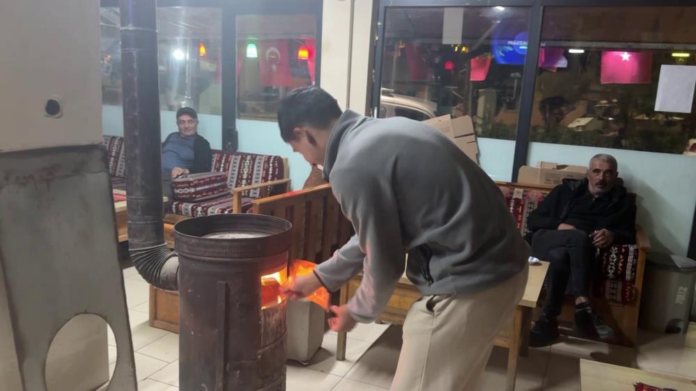 Temmuz bitti ama üşüyorlar! Yazın gelmediği ilçede her akşam soba yakılıyor