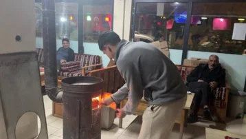 Temmuz bitti ama üşüyorlar! Yazın gelmediği ilçede her akşam soba yakılıyor