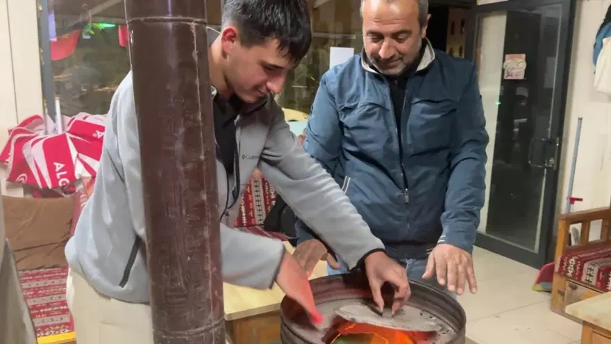 Temmuz bitti ama üşüyorlar! Yazın gelmediği ilçede her akşam soba yakılıyor 