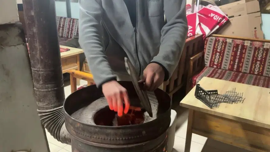 Temmuz bitti ama üşüyorlar! Yazın gelmediği ilçede her akşam soba yakılıyor 1