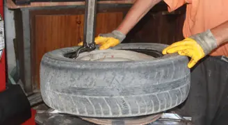 55 yılını bu işe verdi, çalışan bulamıyorOrdu'da lastik tamircisi Hasan Usta, yarım asrı aşan meslek hayatını aynı heyecanla sürdürüyor.