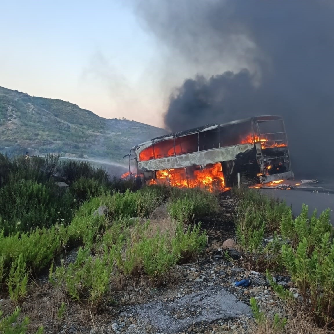 Seyir halindeki yolcu otobüsü küle döndü