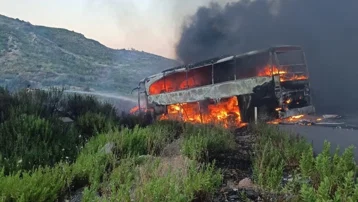 Seyir halindeki yolcu otobüsü küle döndü