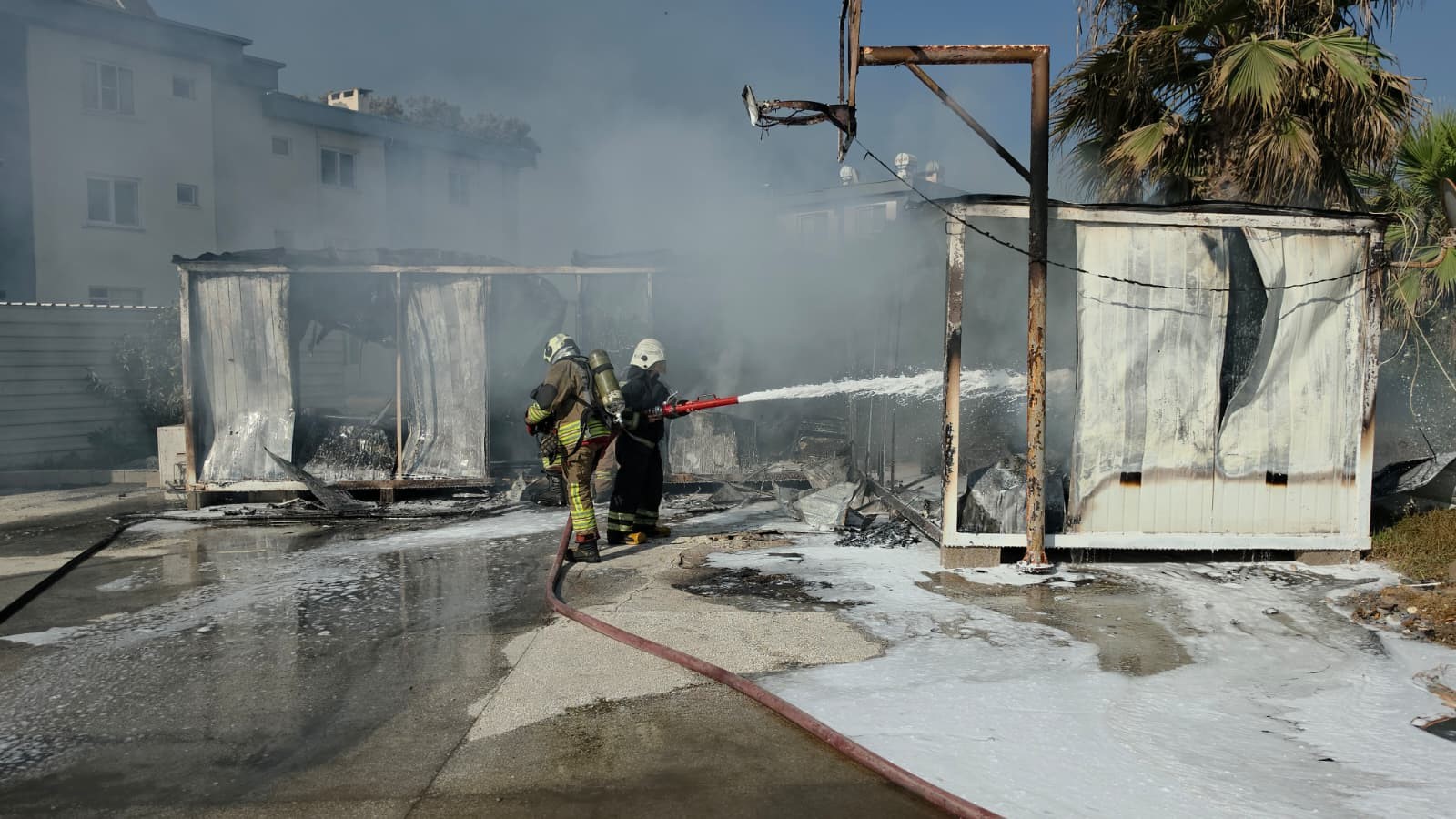 Hatay'da sahildeki 2 konteyner ev alevlere teslim oldu