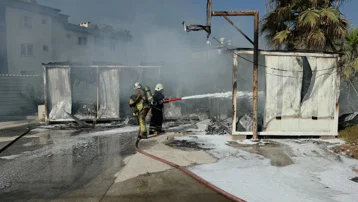 Hatay'da sahildeki 2 konteyner ev alevlere teslim oldu