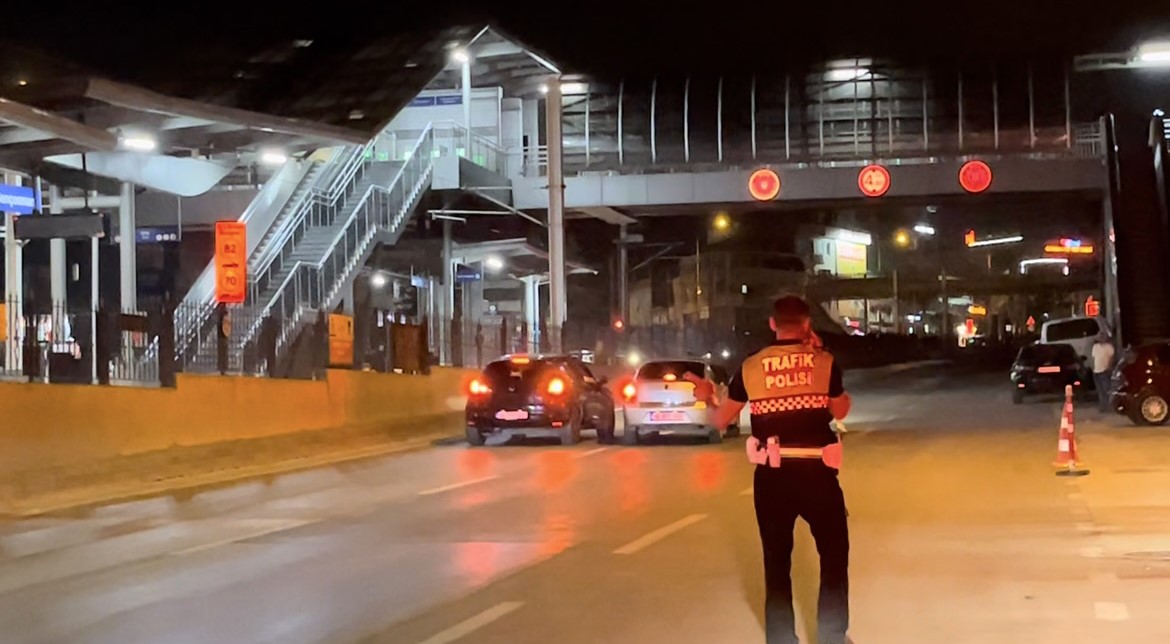 Polis noktasının hemen yanında tehlikeli hareket yaptı, cezadan kaçamadı