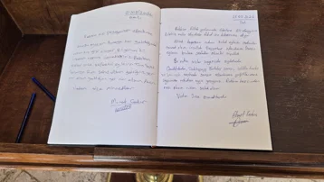 Anı defterine yazılanlar duygulandırdı. "Seni rüyamda bile göremiyorum"