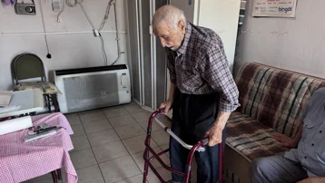 93 yaşında çay ocağında yaşayan Niyazi dedeye yardım geldi