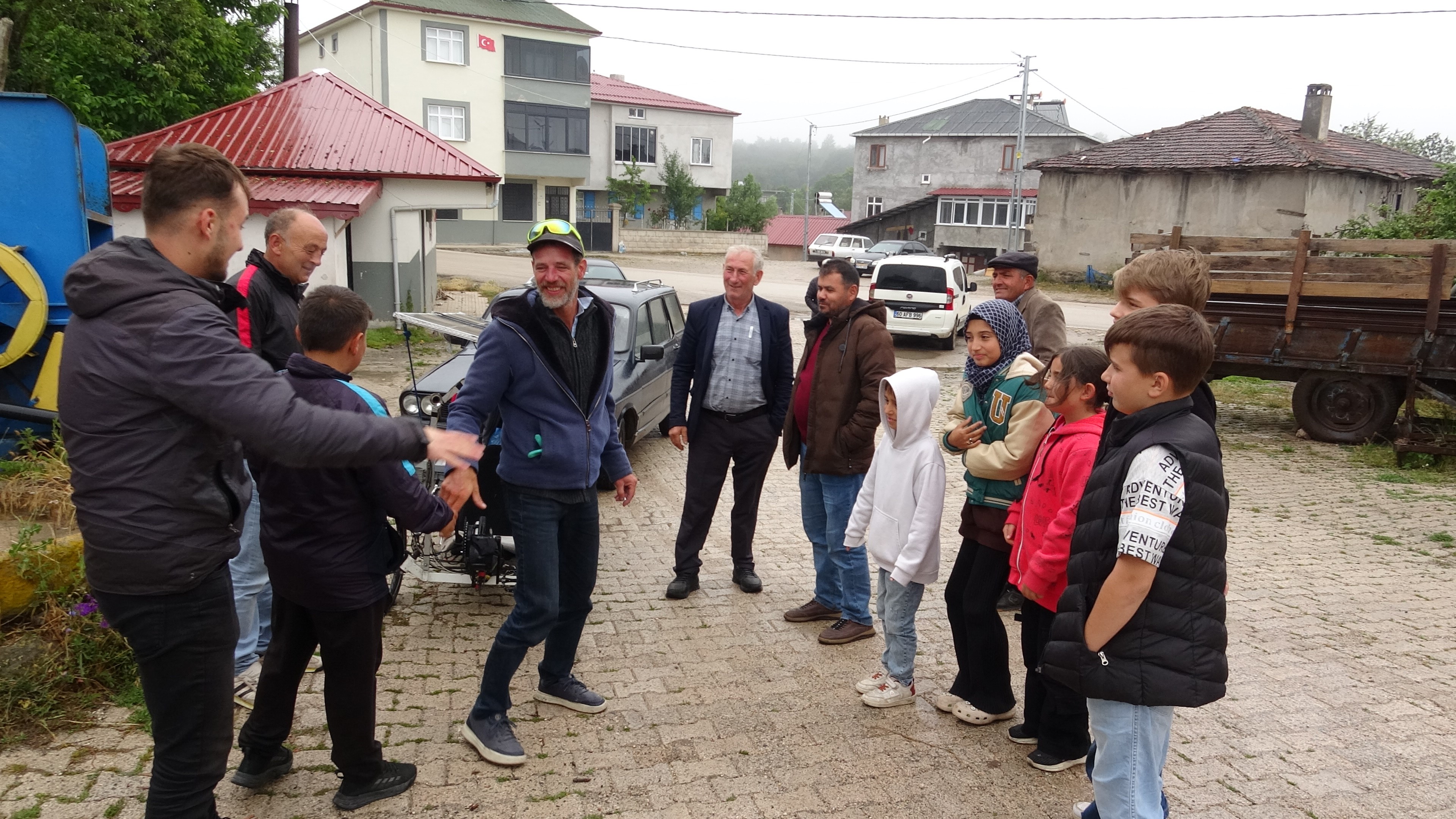 Fransız gezgin bisikletle Çin'e gidiyordu. Türkiye'de mola verdi, içtiği çaya hayran oldu