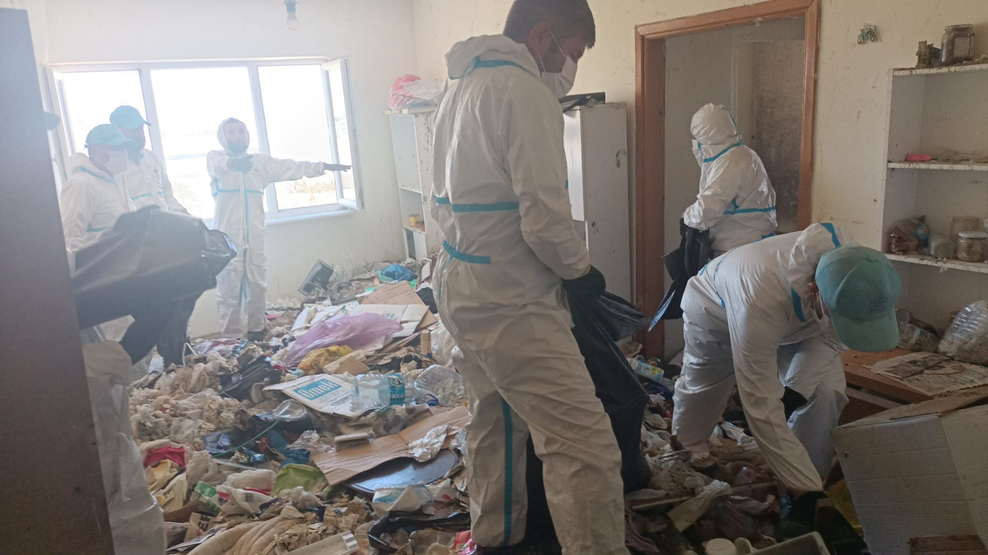 Bursa'da bir evden 28 ton çöp çıktı
